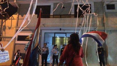 Tensión entre manifestantes y policía frente a vivienda de Alliana
