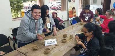 Recuerdan el Día Internacional de las Poblaciones Indígenas, enseñando técnicas de artesanía en Ayolas