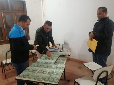 Caen fiscal y abogado recibiendo coima