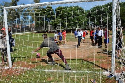 Con escuelas de fútbol en centros educativos buscan reinserción de jóvenes
