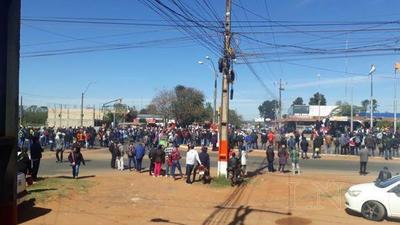 Labriegos cierran ruta en San Pedro y piden juicio político