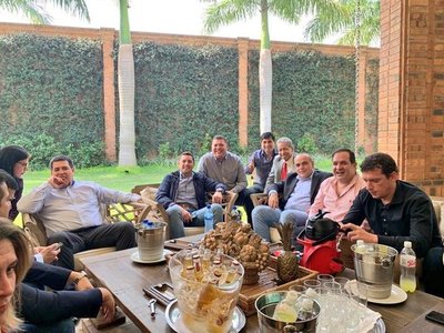 Diputados colorados se reunirán con Mario Abdo tras el encuentro con HC
