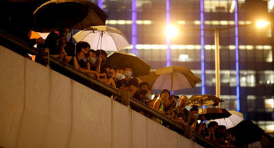 Manifestantes cercan la sede del Consejo legislativo de Hong Kong