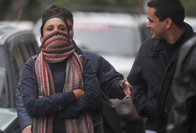 Ambiente frío con lluvias ligeras y vientos del sur