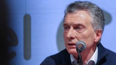 Macri hace cambios en su gabinete para encarar crisis tras derrota electoral