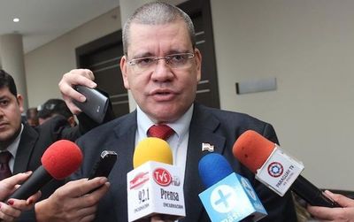 Barrios: “Las bancadas corresponden a los senadores electos y proclamados, no a los que entraron por la ventana”