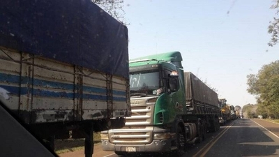 HOY / Tomateros cierran ruta y dicen que lo harán indefinidamente: contrabando funde negocios