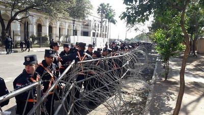 Congreso rodeado de policías y barricadas con púas