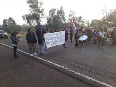 Padres cierran ruta 3 y exigen rubro docente en escuela de Yby Yaú