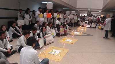 Piden por más atención en salud mental tras suicidio de alumna de Medicina