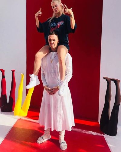 Die Antwoord niegan que sean homófobos tras vídeo de agresión a Andy Butler