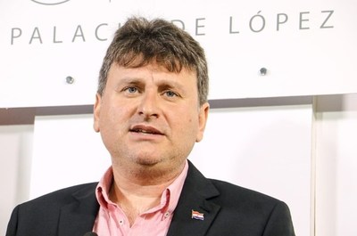 En la guerra por el tomate, ministro dispara a productores: no son productivos y carecen de competitividad, dice