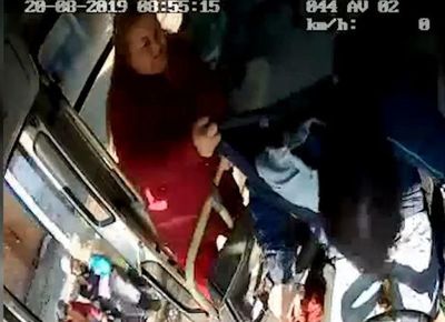 Pasajera agrede a chofer por no bajarla en zona prohibida