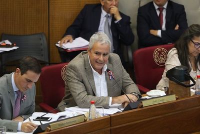 Zavala pide a Abdo Benítez deshacerse de “hombres escombro”