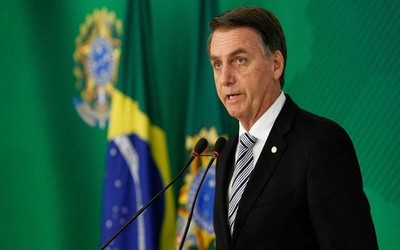 Bolsonaro evalúa desplegar militares para controlar incendios en el Amazonas