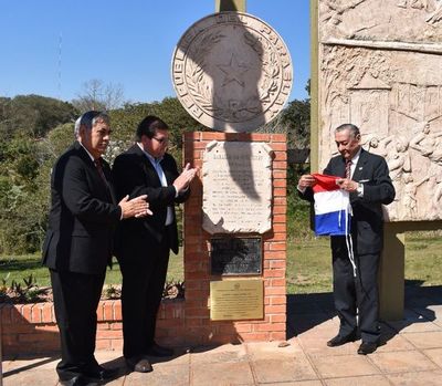 Homenaje a héroes de Piribebuy