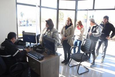 Paraguayos y argentinos cruzan frontera a través de la represa de Yacyretá