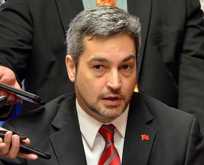 Mario Abdo Benítez anuncia arribo de avión para extinguir incendios en el Chaco