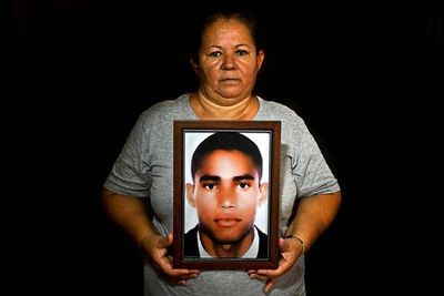 “Las buscadoras”, las madres que reparten cartas sobre sus desaparecidos en Colombia
