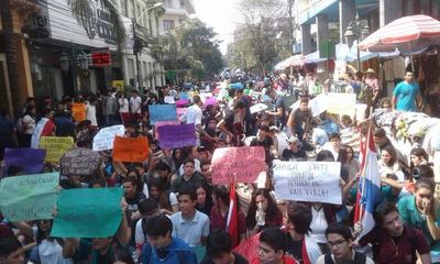 Alumnos corean “desastre ko Marito”