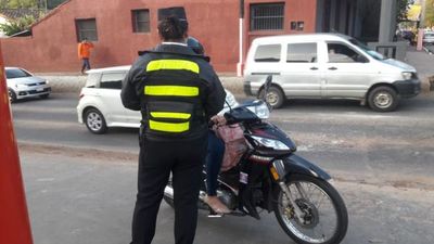 Acusan a una agente de tránsito de aplicar multa irregular