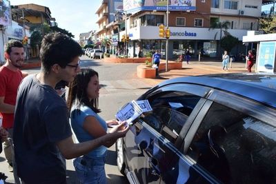 Jóvenes volantean contra intendente de Jesús en Encarnación