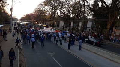 Docentes de UNA bloquean ruta para exigir equiparación salarial