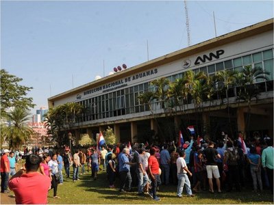 Tras acuerdo, paseros tomaron por asalto depósito aduanero de CDE