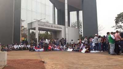 Inicia paro indefinido en la UNE