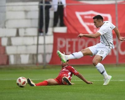 Libertad vence a un combativo Fernando y está en cuartos