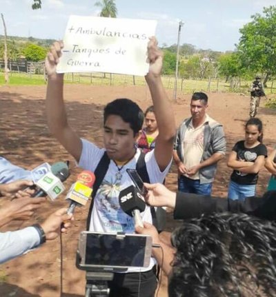Guardia de Mario Abdo rompe carteles de joven manifestante