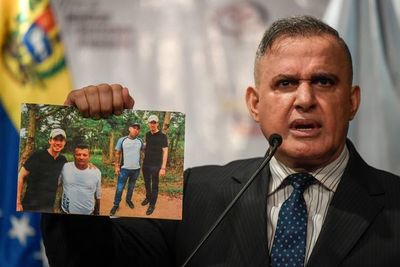 Maduro dice que fotos de Guaidó con paramilitares son “tremendo escándalo”