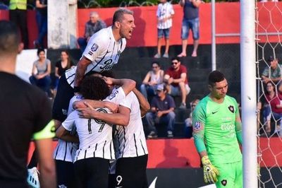 Libertad derrota a Cerro Porteño y toma la punta