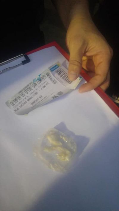 Demoran a 10 barras en ingreso al estadio, uno de ellos con droga