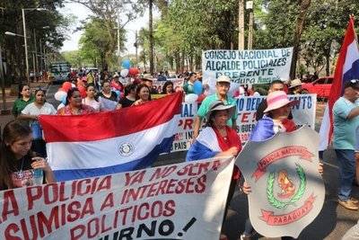 Inédito: policías retirados y familiares se movilizan y exigen renuncia de Villamayor