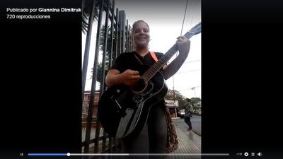 Cantar en el bus y en las calles, un talento muy poco valorado