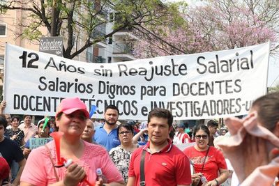 Docentes exigen a Hacienda que remita el pedido al Congreso