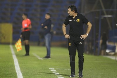 Gustavo Costas quiere bajar a Olimpia