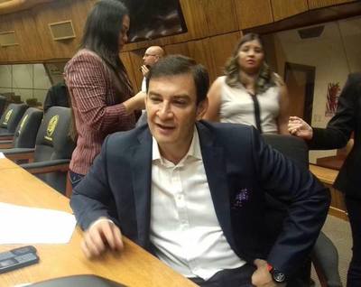 Beto Ovelar sobre aumento a docentes: "El Gobierno no cuenta con los recursos"