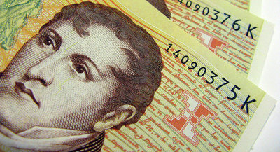 Justicia argentina investiga a autoridades financieras por caída de moneda