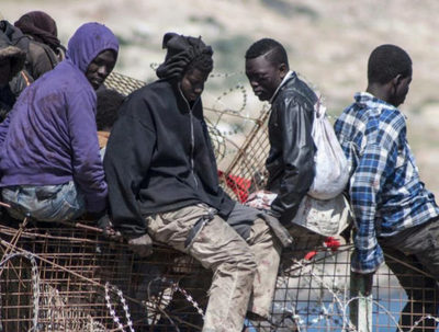 Migrantes cruzan valla desde España a Marruecos