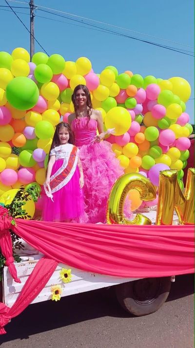 Coloridos desfiles y competencias en celebraciones por llegada de la primavera