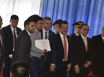 El Presidente condecora al “ángel guardián”