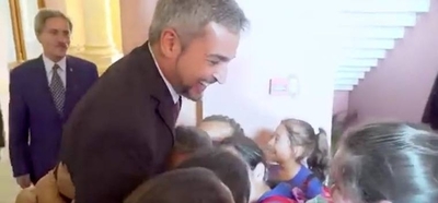 HOY / Video de Abdo Benitez en modo proselitista con niños: 'palos' a asesores de imagen