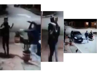 Motochorro entró en acción, pero se dio cuenta que su victima era su amigo, lo abrazó y se fue