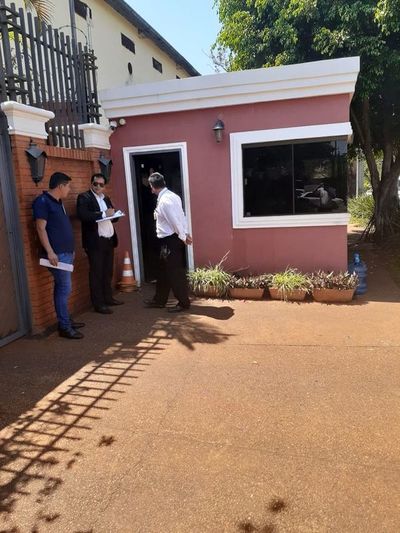 Emplazan a los Zacarías para despejar vereda frente a su vivienda