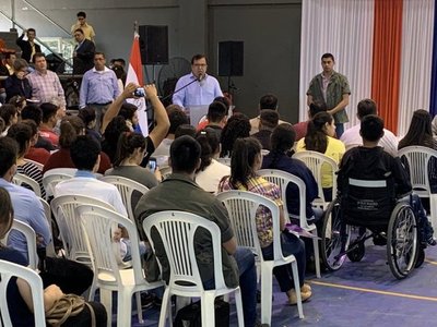 Gobierno entrega millonario aporte para estudiantes de Caazapá