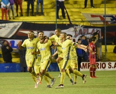 Sasá aleja al Ciclón de la lucha por el título