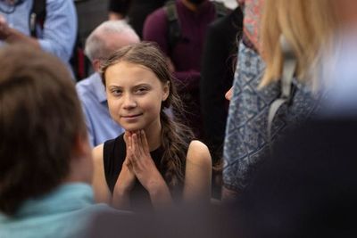 Un muñeco con el rostro de Greta Thunberg colgado en un puente de Roma