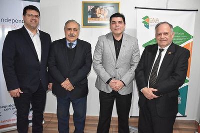 Jubilados bancarios votan para elegir a autoridades de la Caja